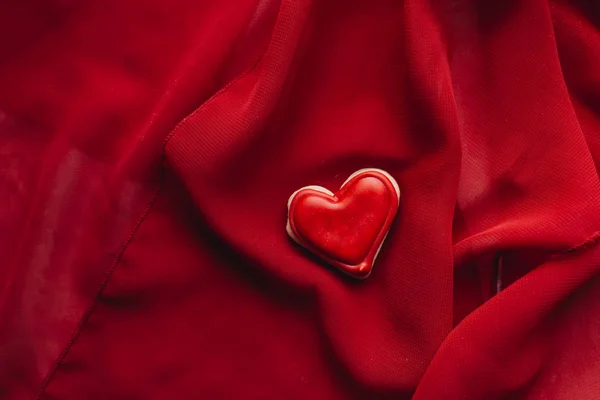 Μπισκότα Σχήμα Καρδιάς Κόκκινη Γλάσο Κόκκινο Κλωστοϋφαντουργίας — Φωτογραφία Αρχείου
