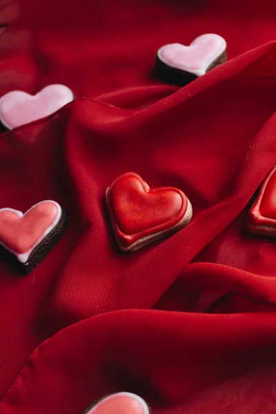 Kekse Herzform Mit Roter Glasur Auf Rotem Textil — Stockfoto