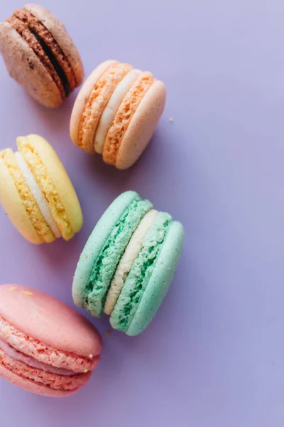 Composição Deliciosos Macaroons Fundo Roxo — Fotografia de Stock