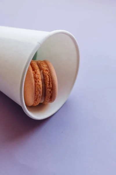 Composição Deliciosos Macaroons Fundo Roxo — Fotografia de Stock