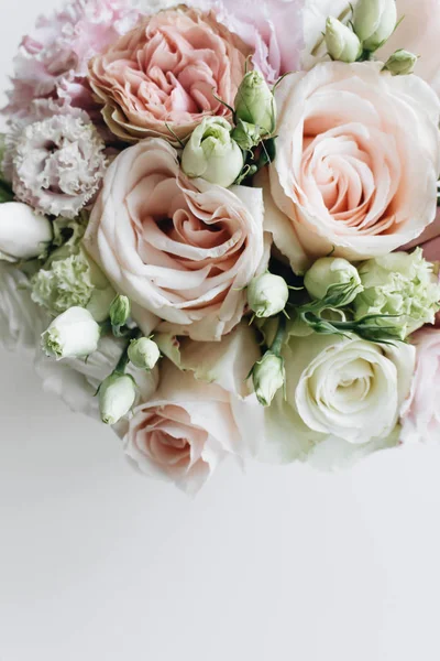 Hermoso Ramo Primavera Con Flores Tiernas Rosas Blancas —  Fotos de Stock