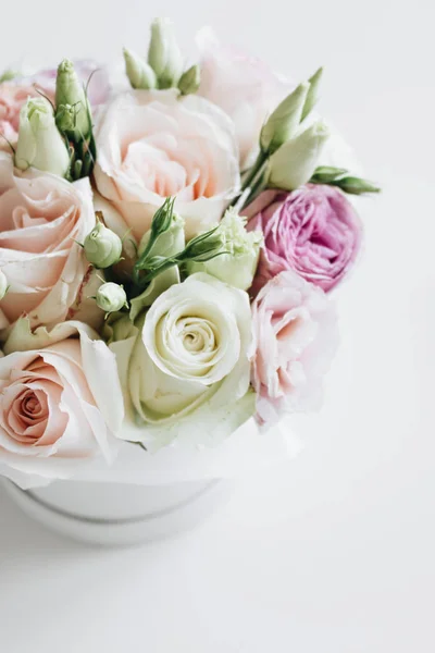 Hermoso Ramo Primavera Con Flores Tiernas Rosas Blancas —  Fotos de Stock