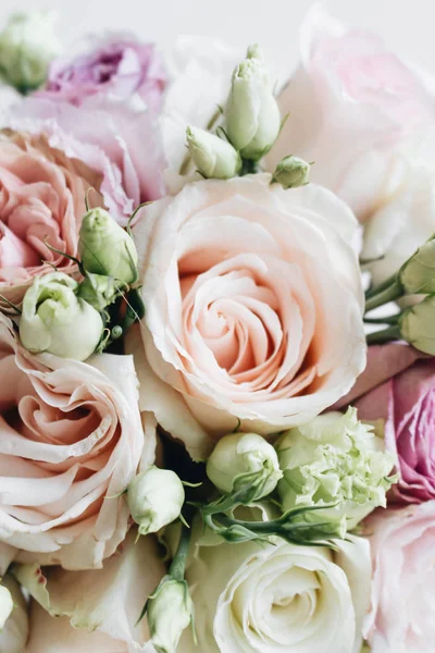 Hermoso Ramo Primavera Con Flores Tiernas Rosas Blancas —  Fotos de Stock