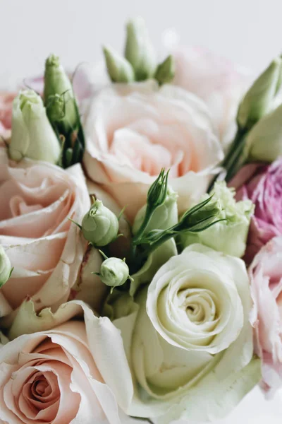 Vacker Vårbukett Med Rosa Och Vita Mjuka Blommor — Stockfoto