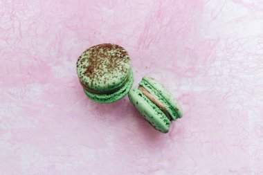 pembe arka plan üzerinde lezzetli macaroons kompozisyon 