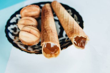 Baklava tatlı tatlı. Kıyılmış fındık ile dolu ve şekerli ve şurubu veya bal ile birlikte düzenlenen filo kat pasta yaptı