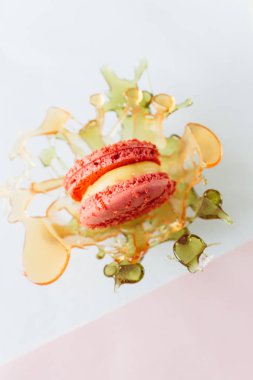 karamel ve makarna ile yaratıcı tatlı, lale ile düz yatıyordu