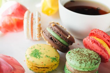 lezzetli acıbadem kurabiyesi ve parlak laleler, tatlı tatlı 