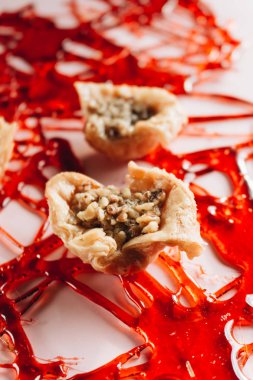 Baklava tatlı tatlı. Kıyılmış fındık ile dolu ve şekerli ve şurubu veya bal ile birlikte düzenlenen filo kat pasta yaptı