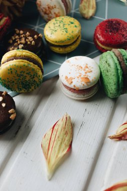 bileşimi lezzetli parlak macaroons ve çiçek yaprakları