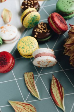 bileşimi lezzetli parlak macaroons ve çiçek yaprakları