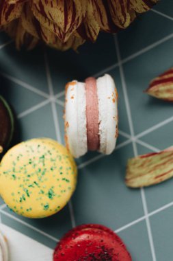 bileşimi lezzetli parlak macaroons ve çiçek yaprakları