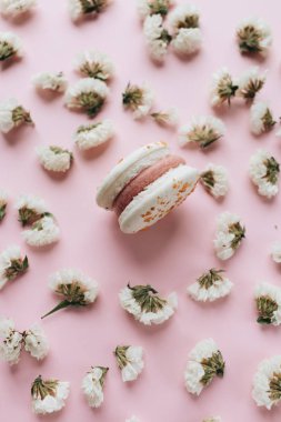 bileşimi lezzetli acıbadem kurabiyesi ve beyaz çiçekler