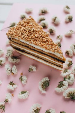 çiçek yaprakları ve lezzetli taze pasta