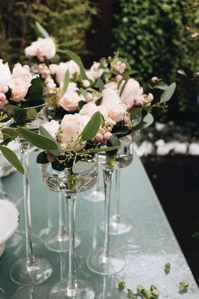 Flores Gafas Vino Sobre Mesa Elegante Decoración Floral —  Fotos de Stock