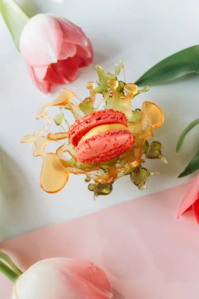 Creative Dessert Caramel Macaroon Flat Lay Tulips — Stock Photo, Image