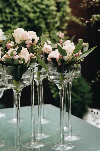 Flores Gafas Vino Sobre Mesa Elegante Decoración Floral —  Fotos de Stock