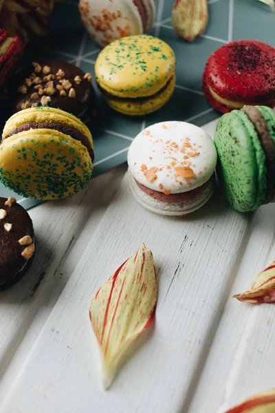 Composição Deliciosos Macaroons Brilhantes Pétalas Florais — Fotografia de Stock