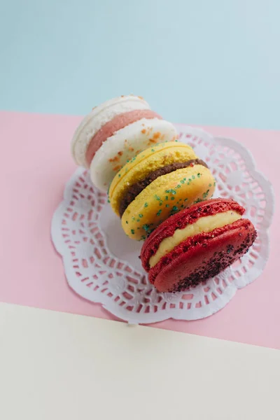 Composição Deliciosos Macaroons Brilhantes Sobremesa Doce — Fotografia de Stock