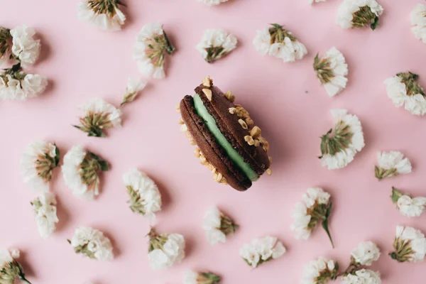 Composición Deliciosos Macarrones Flores Blancas — Foto de Stock