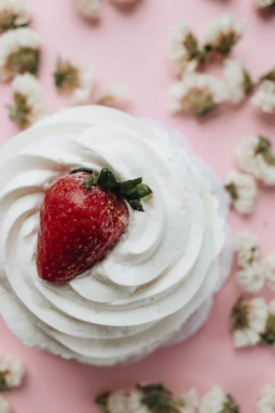 Vers Dessert Met Meegetroond Crème Aardbeien Bloemen Tafel — Stockfoto