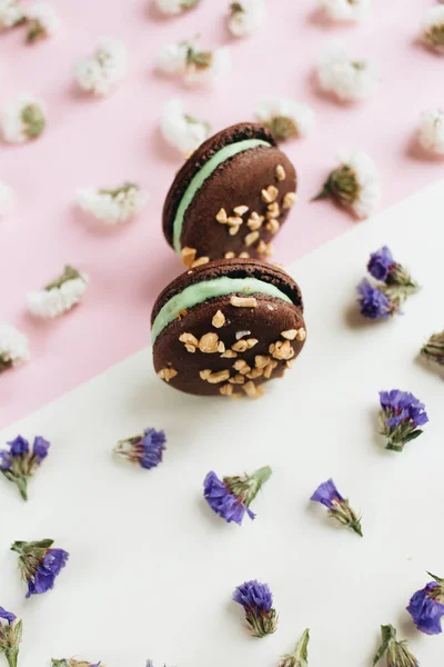 Composição Dois Deliciosos Macaroons Pétalas Florais — Fotografia de Stock