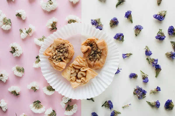 Sladký Zákusek Baklava Pečivo Vrstev Filo Naplněné Sekanými Ořechy Slazené — Stock fotografie