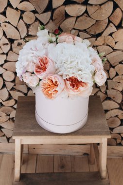 güzel bahar buket kutusunda ihale çiçekli