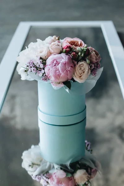 Hermoso Ramo Primavera Con Tiernas Flores Caja —  Fotos de Stock