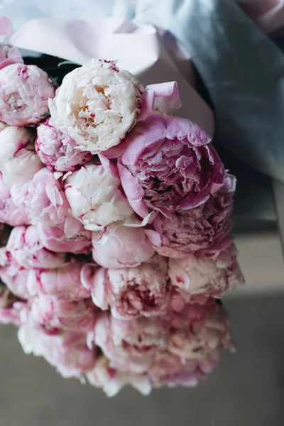 Vackra Våren Bukett Med Rosa Anbud Blommor — Stockfoto