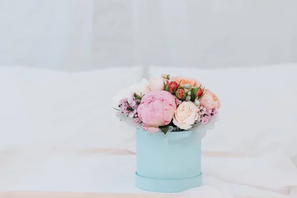 Hermoso Ramo Primavera Con Tiernas Flores Caja — Foto de Stock