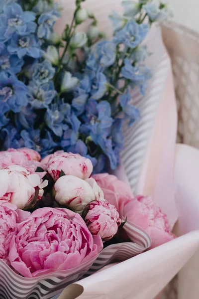 Hermoso Ramo Primavera Con Tiernas Flores Azules Rosas — Foto de Stock