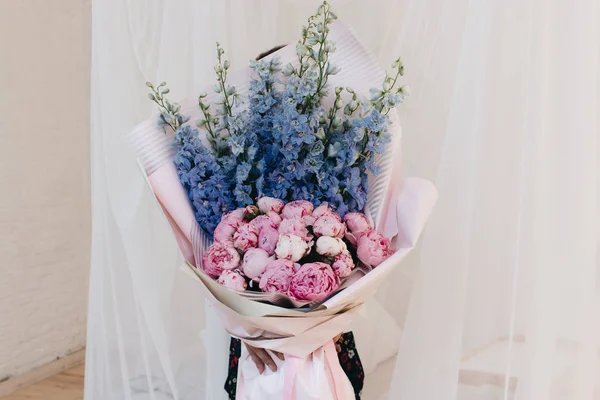 Hermoso Ramo Primavera Con Tiernas Flores Azules Rosas — Foto de Stock