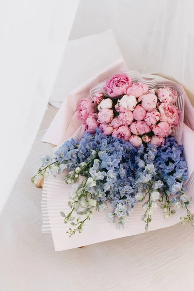 Schöner Frühlingsstrauß Mit Zarten Blauen Und Rosa Blüten — Stockfoto