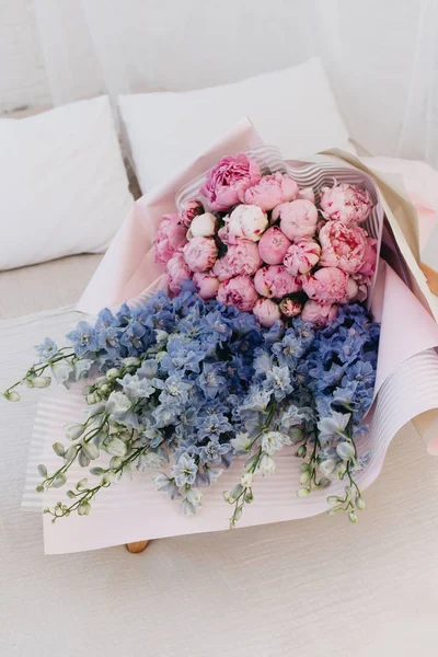 Vackra Våren Bukett Med Anbud Blå Och Rosa Blommor — Stockfoto