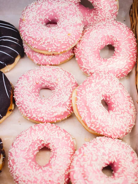 Süße Hausgemachte Donuts Mit Rosa Glasur — Stockfoto