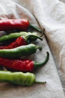 taze kırmızı ve yeşil biber yığını 