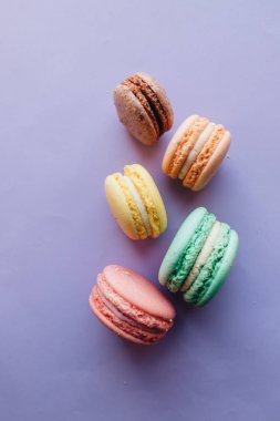 kompozisyon mor zemin üzerine lezzetli macaroons 