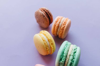kompozisyon mor zemin üzerine lezzetli macaroons 