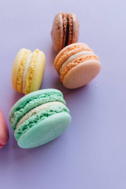 kompozisyon mor zemin üzerine lezzetli macaroons 