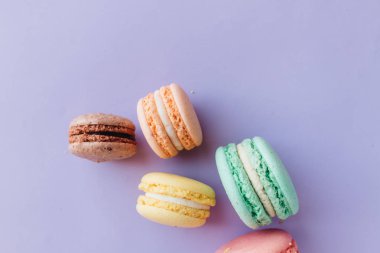 kompozisyon mor zemin üzerine lezzetli macaroons 