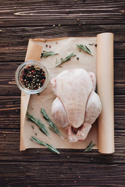 Çiğ Tavuk Biber Taze Otlar Üzerinde Ahşap Masa Yemek Pişirmek — Stok fotoğraf