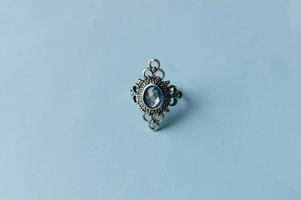 Vintage Stijl Ring Met Blauwe Edelsteen Blauwe Achtergrond — Stockfoto