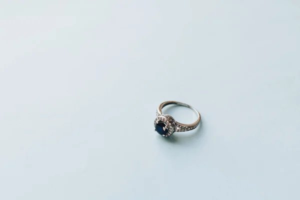 Vintage Stil Ring Med Blå Pärla Blå Bakgrund — Stockfoto
