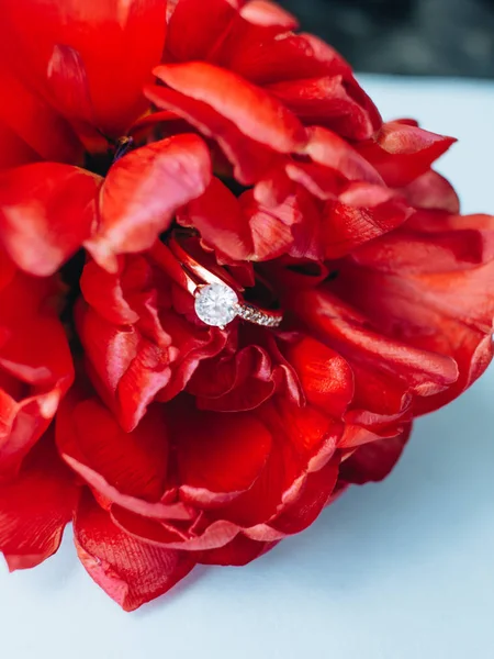Diamond Ring Red Flower Engagement Ring — Stock Photo, Image