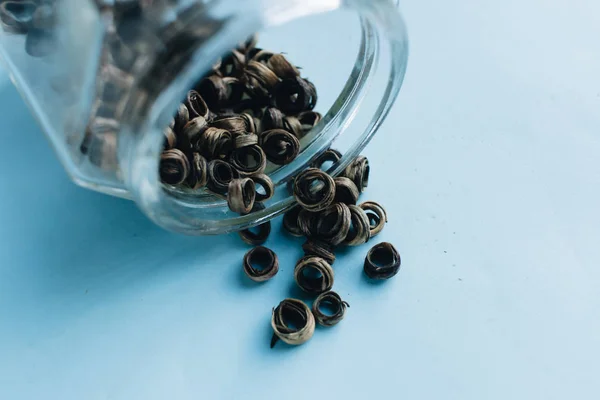 Glas Mit Trockenem Grünen Tee Auf Blauem Hintergrund — Stockfoto