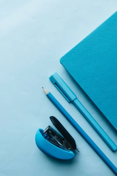 Ceruza Toll Tűzőgép Kék Jegyzetfüzet Irodai Levélpapír — Stock Fotó
