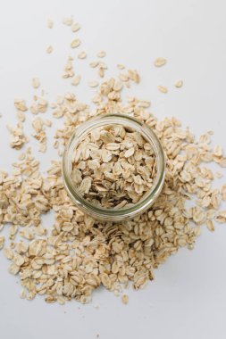 kavanoz ve scatterd ham yulaf-beyaz arka planda gevreği