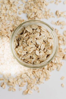 kavanoz ve scatterd ham yulaf-beyaz arka planda gevreği