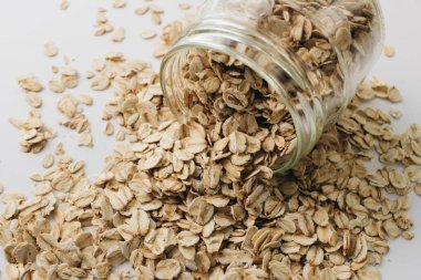 beyaz arka plan üzerinde ham yulaf gevreği ile kavanoz